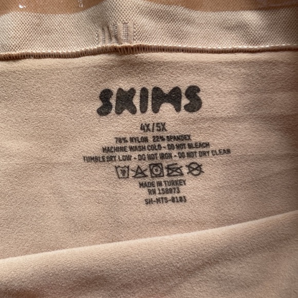 SKIMS SCULPTING MID THIGH SHORTS - Picture 3 of 4